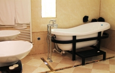 Hotel Vila Pontica Mamaia - baie cu cada